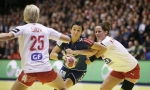 Cristina Neagu, in luptă cu apararea daneza
Foto www.ehf-euro.com